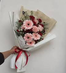 Want to send bouquet flowers to all cities in indonesia, get the best variety of hand bouquet with many choices and the best prices. Bouquet Wisuda Menerima Pesanan Bunga Segar Bunga Kain Flanel Bunga Kain Pita Handbouqet Wedding Buket Sidang Wis Bunga Buket Buket Bunga