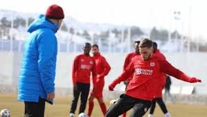 Lig temsilcisi ankara keçiörengücü'nde bu sezon gösterdiği performansla yıldızı parlayan barış alper yılmaz'a lille talip oldu. Besiktas Tan Transferde Surpriz Aday Baris Alper Yilmaz Fotomac