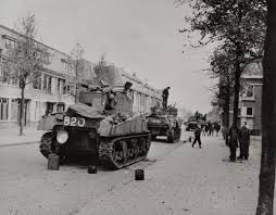 In deze collectie vind je alle programma's, series, films en documentaires over de tweede wereldoorlog. Tweede Wereldoorlog Bevrijding Brabant Een Aantal Sherman Tanks Van Het Canadese South Alberta Regiment In Het Bevrij Bergen Wereldoorlog Tweede Wereldoorlog