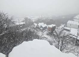 Cincinnati's first snowfall of 2025 almost breaks records | WVXU