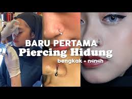 Sedang menindik hidung, hukumnya sama dengan menindik telinga. Tindik Hidung