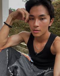 to impress Sheila 老师during her lesson, i took this ”3 in 1“ selfie 🤣 1. to  show off my nose 2. to show off my muscles 💀 3. to show off