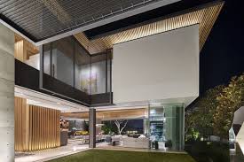 Innovative Polycarbonat Fassade Zur Schaffung Von Privatsphare In Einer Modernen Villa Einfamilienhaus Familienhaus Garage Gastehaus