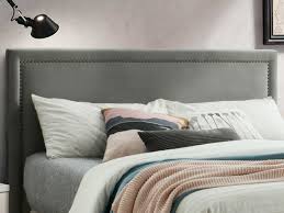 Soulignez votre déco en misant sur la charmante tête de lit en bois blanc apolline ! Tete De Lit Cloutee Alvise Effet Velours 160 Cm Gris