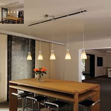 Voici Une Rail Ou Sont Disposes Plusieurs Luminaire Suspendu Pour L Eclairage Unifor Luminaires Salle A Manger Eclairage Sous Meuble Cuisine Luminaire Suspendu