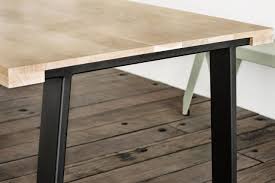 tafel echo heeft een massief houten blad en stoere stalen poten met een zwarte of witte poedercoating door de praktisch geplaatste tafel tafels witte eettafel