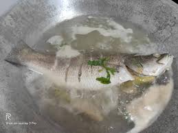 Bersihkan ikan siakap dan sapukan dengan sedikit garam. Masak Ikan Siakap Stim Limau Guna Kuali Sedap Cepat Kuah Banyak