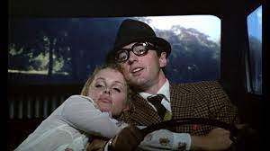 Zanosna radnica socijalne službe nagovara egona olsena da se otrgne života kriminala, ali nakon što jedan amerikanac opljačka lokalnu banku i svi prsti budu uprti u olsena. Olsen Banden Pa Spanden 1969 Officiel Trailer Youtube