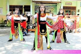 Ulasan lengkap mengenai tari remo mulai dari sejarah, makna dan nilai, komposisi beserta gambar dan penjelasannya yang bisa anda jadikan pengetahuan. Lengkap Tari Remo Asal Sejarah Gerakan Kostum Video