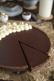 Schokoladen Kardamom Tarte Zum Tag Des Schokoladenkuchens In 2020 Schokoladen Kuchen Kuchen Desserts Kuchen Rezepte Einfach