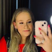 Melanie Schutte's Instagram, Twitter & Facebook