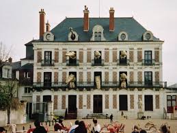 Pin By Trudie Gilbert On France With Images House Styles Happy Places Blois