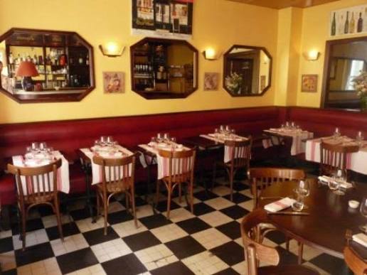 83 Rue Laugier – Un vrai bistrot parisien traditionnel à l'ancienne, plébiscité pour son ambiance de quartier et ses plats de canaille parfaitement mijotés.