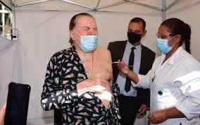 Tudo começou após josé luiz datena afirmar durante o brasil urgente que o apresentador contraiu a doença. In Pajamas Silvio Santos Receives A Second Dose Of Vaccine Against Covid 19 Entertainment Prime Time Zone