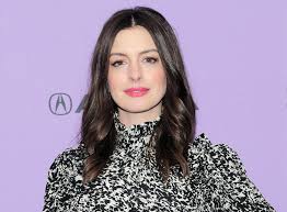 Shop queen anne furniture, decor and art at great prices on chairish. Anne Hathaway Cut Her Hair Before Filming Locked Down