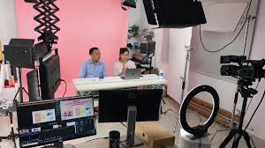 Giới trẻ Việt chuộng mua hàng qua phiên livestream - Nhịp sống kinh tế Việt  Nam & Thế giới