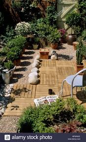 Dieses Stockfoto Ansicht Einer Modernen Stadt Kies Garten Mit Terrasse Mfwngc Aus Der Alamy Bibliothek Mit Millionen Von St In 2020 Kiesgarten Brunnen Garten Garten