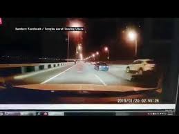 Kejadian kenderaan terhumban ke laut dari jambatan pulau pinang awal pagi semalam, merupakan insiden kelima berlaku di jambatan berkenaan dalam tempoh 2010 sehingga kini. Kereta Kemalangan Dan Jatuh Ke Laut Di Jambatan Pulau Pinang Youtube