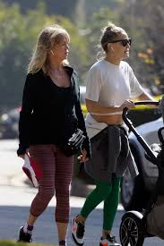 Kate hudson joins the cast of zach braff's wish i were herejoining anna kendrick, josh gad kate hudson explains why she's not great at death scenesplus: Goldie Hawn And Kate Hudson Out In Pacific Palisades 01 25 2020 Hawtcelebs