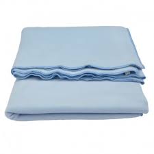 Des couleurs lumineuses et des motifs bien sympathiques et amusants. Plaid Couverture En Coton Bio Coloris Bleu Noctea Sas