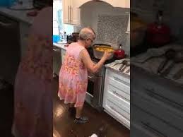 Alte Oma Diw Tanzt Youtube Dance Choreography Videos Choreography Videos Dance Like No One Is Watching