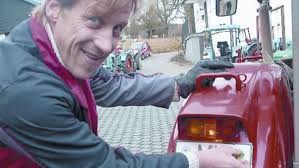 Sachverständiger testet alte Schlepper und erteilt den begehrten Stempel.  Viele Oldies sind sehr gut gepflegt