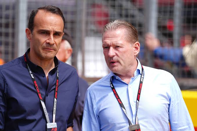 Lang overleg tussen top van Red Bull en management van Verstappen
