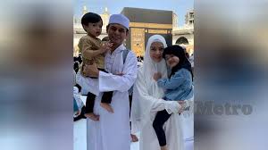 Tante lisa mengancam dan tante lisa memutar videoku sedang tidur bugil. Lisa Berhijab Selepas Tunai Umrah