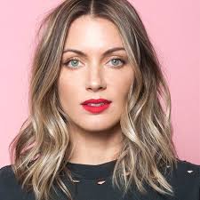 Try a long bob, the perfect balance between long and short with plenty of ways to style it. 3 Arten Deinen Langen Bob Zu Stylen