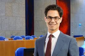 Jetten için bir politika danışmanı olarak siyasi kariyerine başladı d66 içinde hizip senato arasında devletleri genel ve başkanı olarak genç. Rob Jetten Stapt Over Naar Gemeenteraad Strielwouden