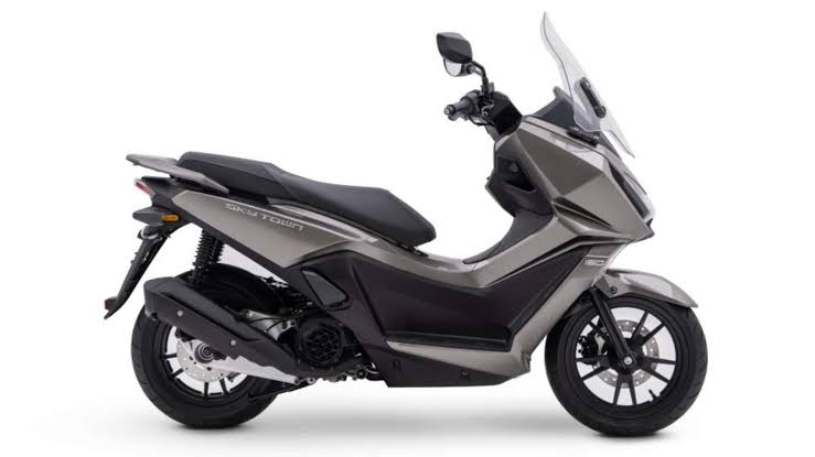 Presentación internacional del Kymco Skytown., generada por IA