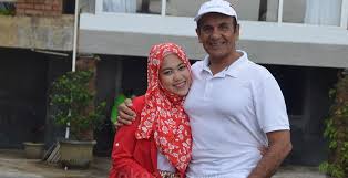 Mark sungkar resmi dinyatakan sebagai tahanan kota usai permohonan pihak kuasa hukum dan hari ini rabu, (5/5/2021) mark sungkar tampak meninggalkan rumah tahanan kejaksaan agung. Mark Sungkar Sempat Tak Direstui Mertua Okezone Celebrity