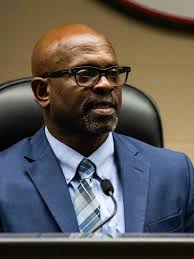 Manor ISD to keep superintendent