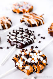 Refrigerating caramel apples is the best way to maintain their freshness. Caramel Apple Slices