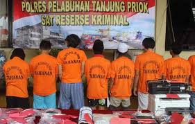 Deru mesin dan kepulan debu saling menyatu. Polisi Amankan Puluhan Preman Di Tanjung Priok Indopos Online