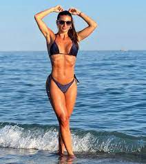 Sol Pérez posó con una bikini azul diminuta y lució todos sus ángulos desde  las playas europeas