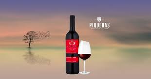 彼凱樂酒莊桂冠騎士晚摘微甜紅葡萄酒2012 marius unico 2012 100 monastrell完全來自finca los timonares 有機莊園 在清晨採摘後進入不鏽鋼槽發酵後於法國橡木桶陳放六個月後 綻放出深紅寶石色澤與櫻 red wine alcoholic drinks alcohol