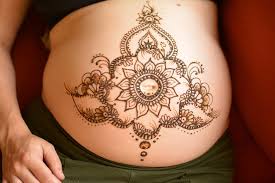 I love to get others involved in belly henna so you find pictures that include Belly Henna