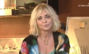 She is also known in the acting world for her performances on shows like mistero and in films like virus: Oggi E Un Altro Giorno Paola Barale Piccantissima In Attesa Dell Uomo Giusto Cosa Le Esce Di Bocca Libero Quotidiano