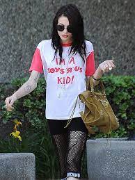 See more ideas about frances bean cobain, kurt and courtney, france. Frances Bean Cobain Wears Wedding Ring After Reports Of Secret Wedding Frances Bean Cobain How To Wear How To Wear Rings