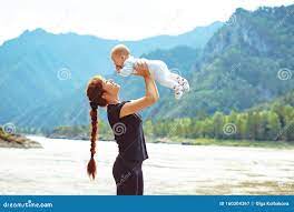 妈妈把孩子抱起来库存图片. 图片包括有幸福, 新出生, 暂挂, 童年, 之前, 背包, 母亲, 系列- 160304367