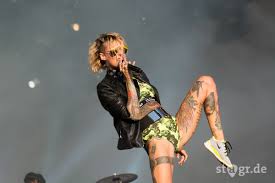 They first gained national recognition when they competed at the german television event bundesvision song contest in february 2008. Jennifer Rostock Tour Mit Neuem Album Auf Tour 2016 Stagr Festivals Konzerte News