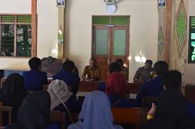Teten sundara selaku camat kecamatan malangbong dalam sambutannya menuturkan, secara de jure saya berharap agar kepala desa terpilih ini selalu berinovasi dan berkarya untuk kemajuan di desanya. Kepala Desa Ponjong Memberikan Sambutan Pada Acara Penerimaan Kkn Uny Di Aula Balai Desa Ponjong Website Ponjong