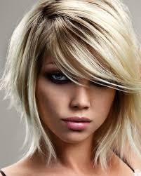 Hairlook mosso con taglio scalato di media lunghezza e ciuffo . Tagli Di Capelli Femminili A Lunghezza Media Foto E Idee Ma Guarda Un Po