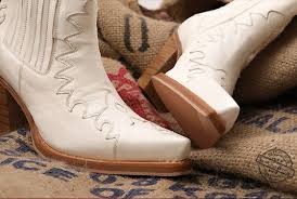 Bequeme hausschuhe für damen komfortabel modisch preiswert jetzt schnell und einfach bestellen, bei gebrüder götz. Sancho Abarca 2373 Weisse Stiefel Im Country Look