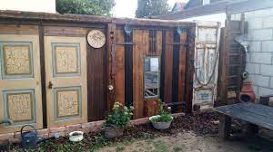 Sichtschutz im garten schutzen sie ihre privatsphare obi selbstgemacht kreativer windschutz paravent garten sichtschutz selber bauen 5 diys aus naturmaterial sichtschutz Diy Vintage Gartenzaun Sichtschutz Aus Verschiedenen Elementen Und Alten Materialien Mit Etwas Phantasie Und Kreativitat Ka Diy Vintage Naturzaun Gartenzaun