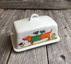 J Ai Le Plaisir De Vous Presenter Cet Article De Ma Boutique Etsy Beurrier Porcelaine Rectangulaire Avec Couvercle Chien Sauc Etsy Beurrier Chiens Saucisse