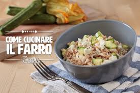 Basta bollire il farro decorticato in una quantità di acqua salata doppia rispetto al suo peso per circa 60 minuti, ricoprirlo di un centimetro d'acqua in una pentola a pressione e lasciare cuocere per 20 minuti oppure versarlo sulla vaporiera (posizionata su acqua a bollore) e farlo. Come Cucinare Il Farro Ricette Della Nonna