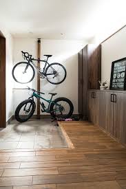 広々とした玄関には ご主人の趣味であり通勤手段でもある自転車2台が収まるラックを設置 家 インテリア 収納 diyの家の装飾