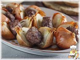 12 sarı soğan 300 gr yağlı kıyma 1 su bardağı pirinç 6 diş sarımsak 2 yemek kaşığı domates salçası 1 yemek kaşığı biber salçası 2 yemeke kaşığı nar pekmezi 2 tatlı kaşığı. Gaziantep Usulu Sogan Dolmasi Tarifi Lezzetler Com